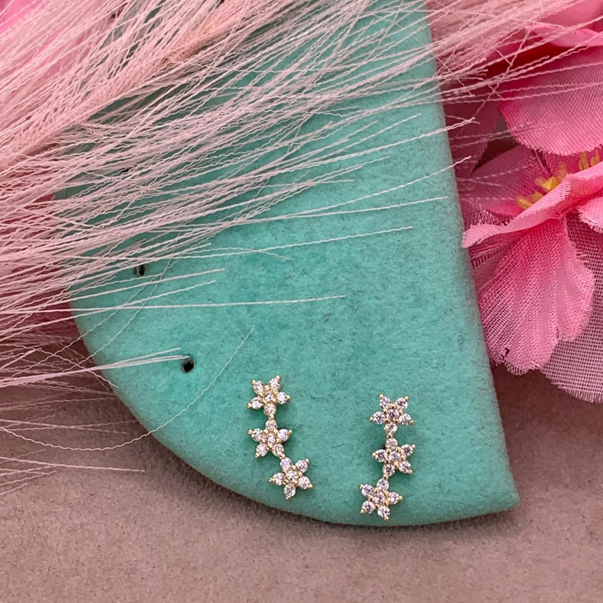 Orecchini tre fiori oro