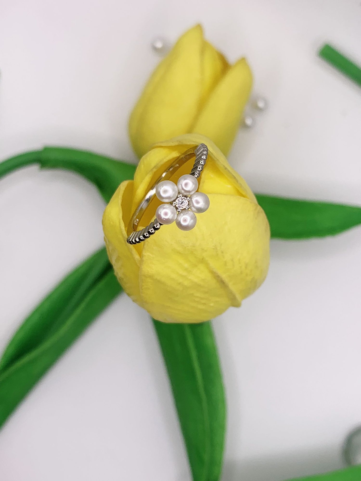 Anello flower perla