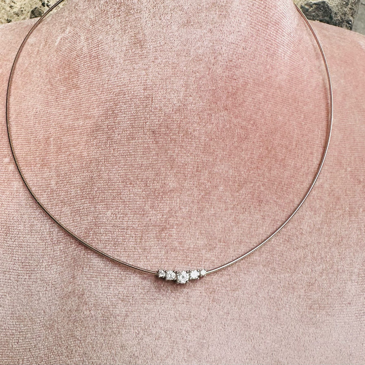 Collana dea rigida