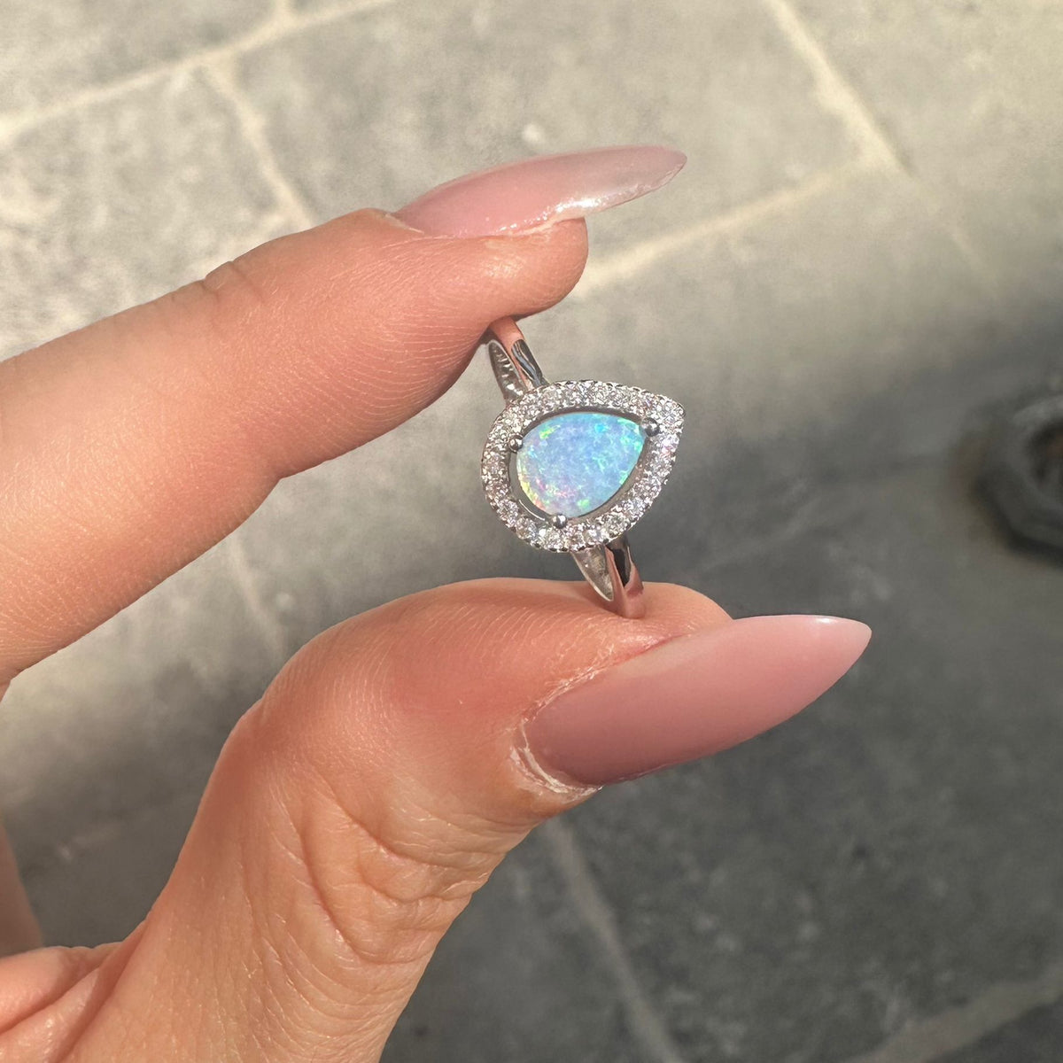 Anello goccia opale