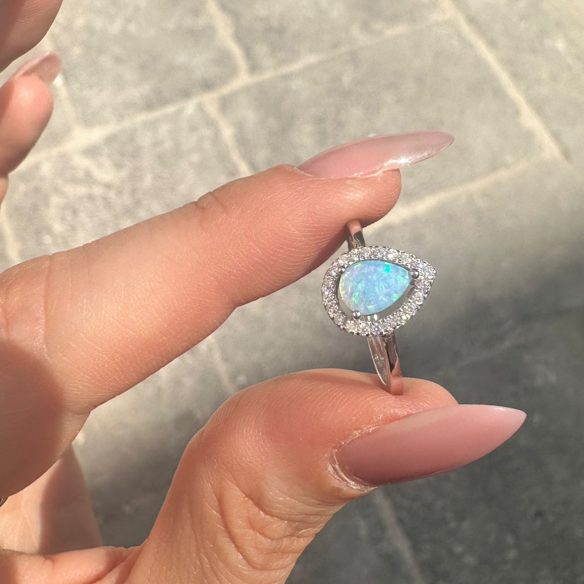 Anello goccia opale
