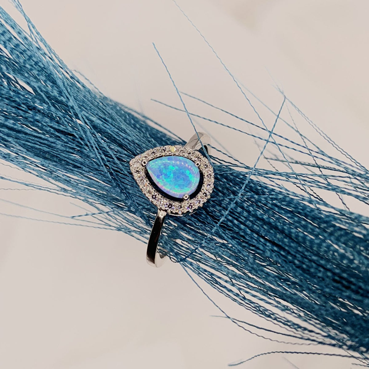Anello goccia opale