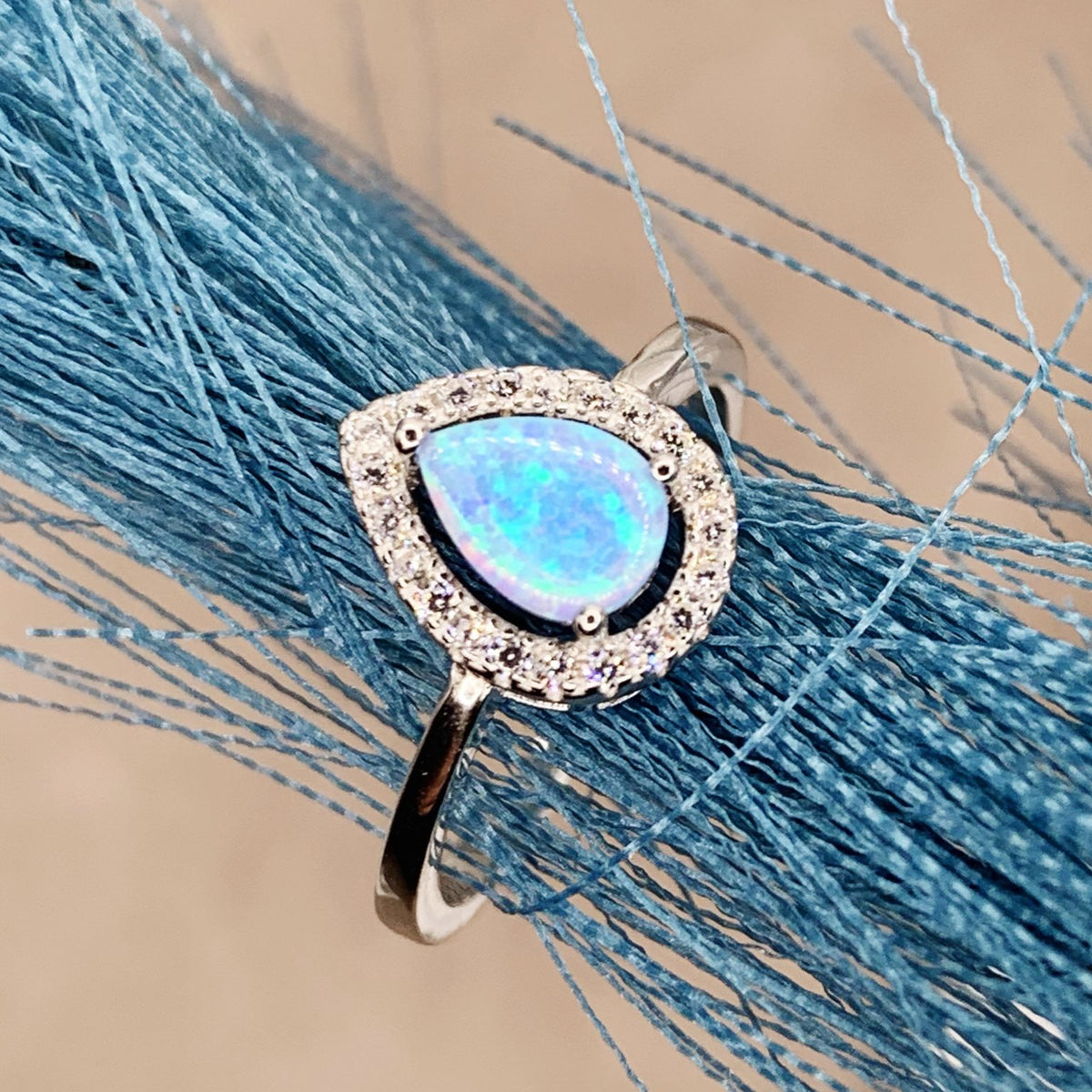 Anello goccia opale