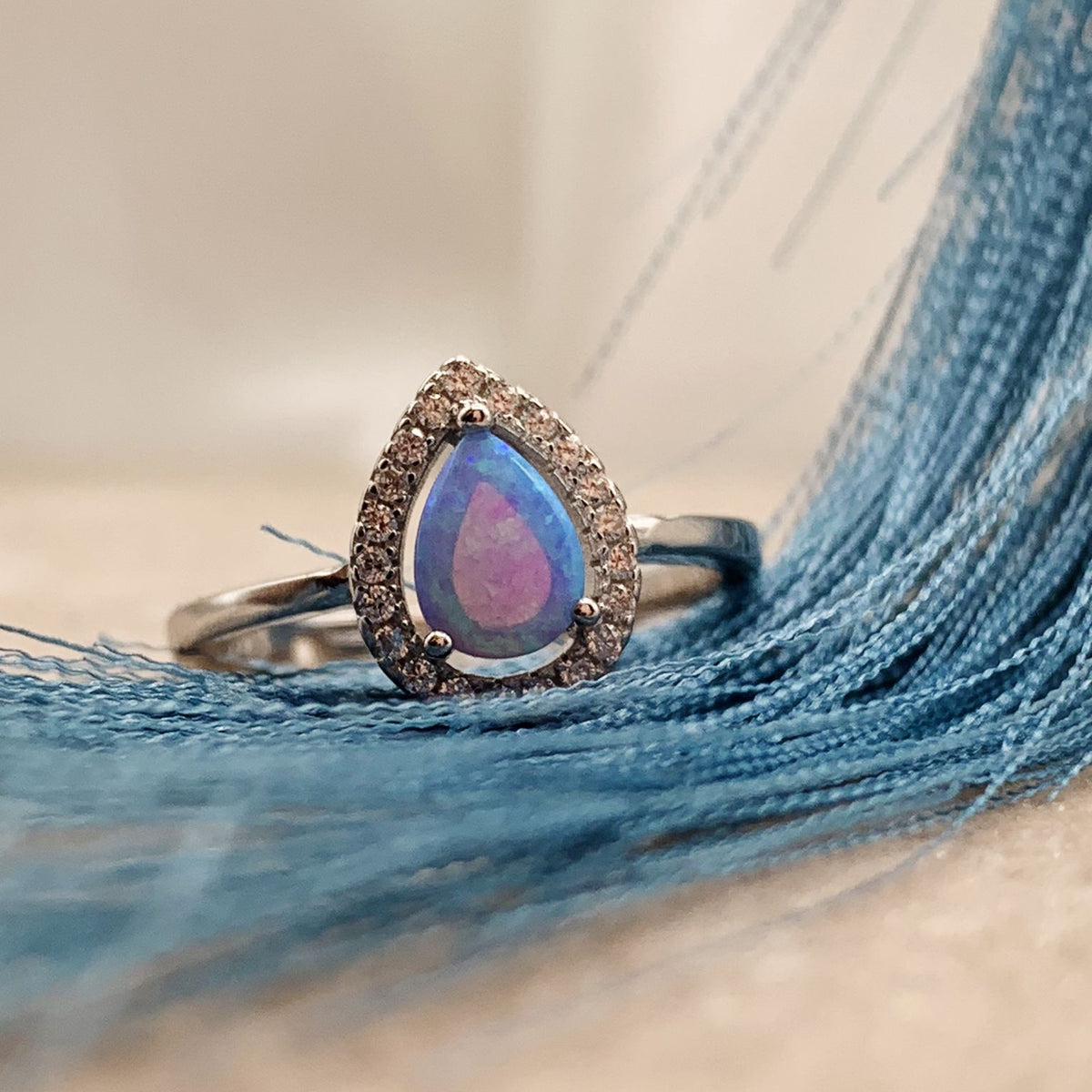 Anello goccia opale