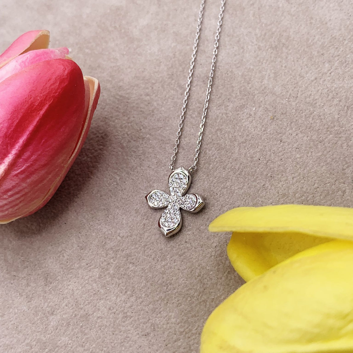 Collana croce farfalla