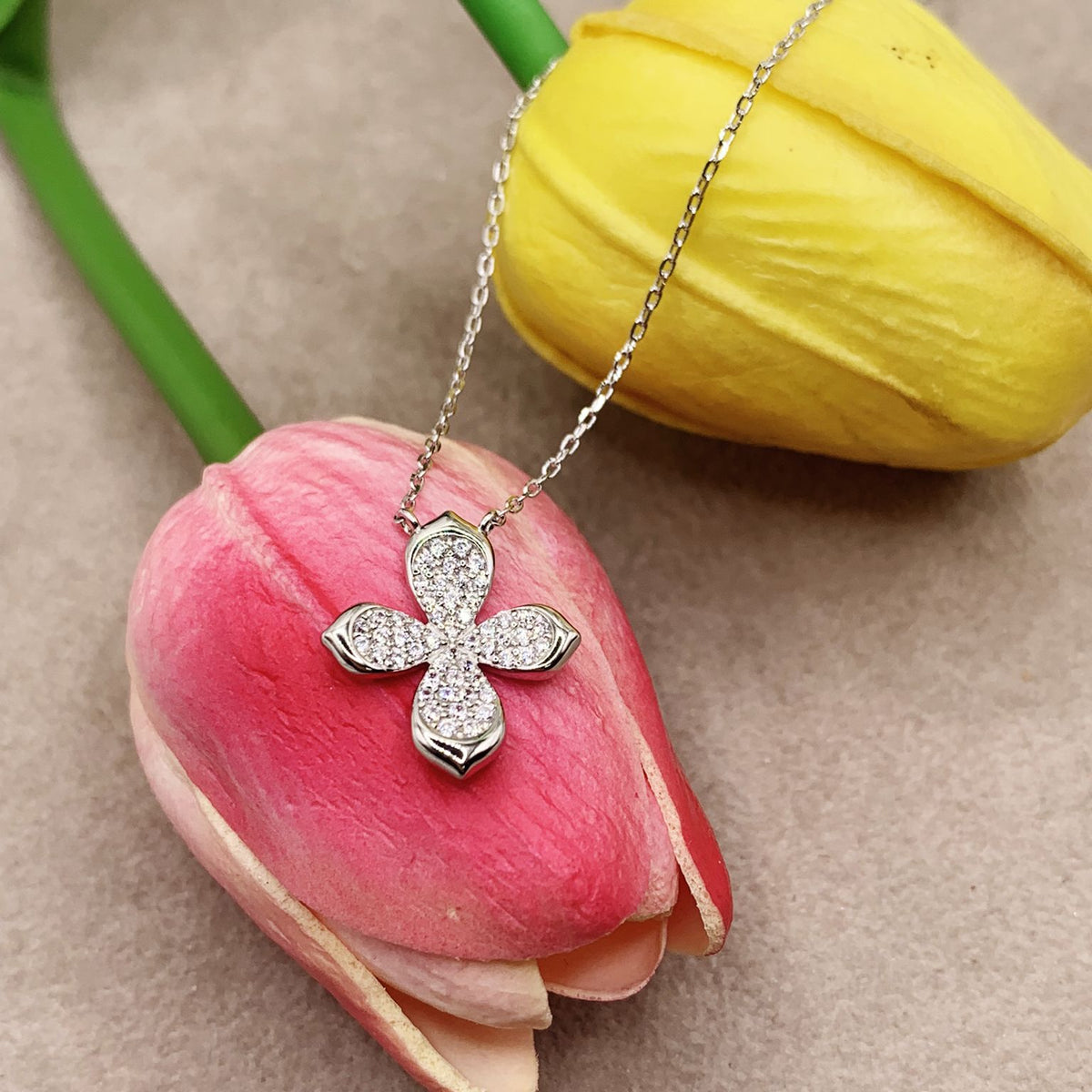 Collana croce farfalla