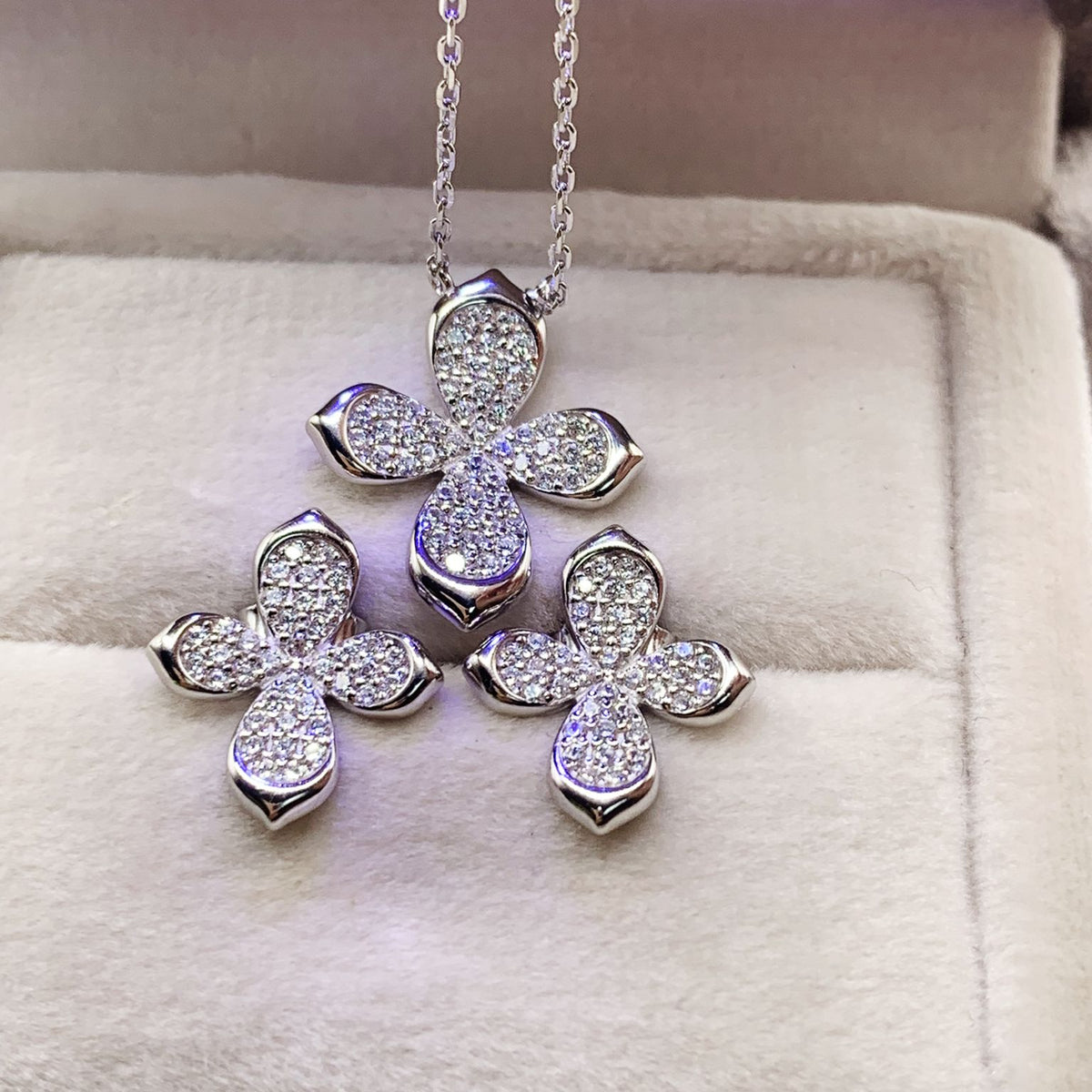 Collana croce farfalla