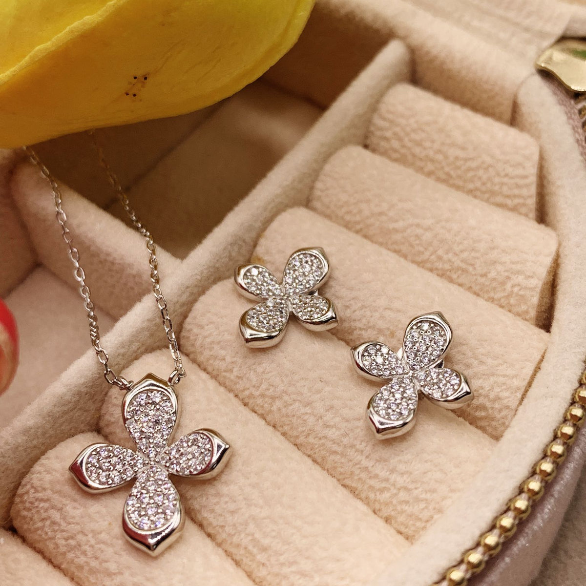 Collana croce farfalla