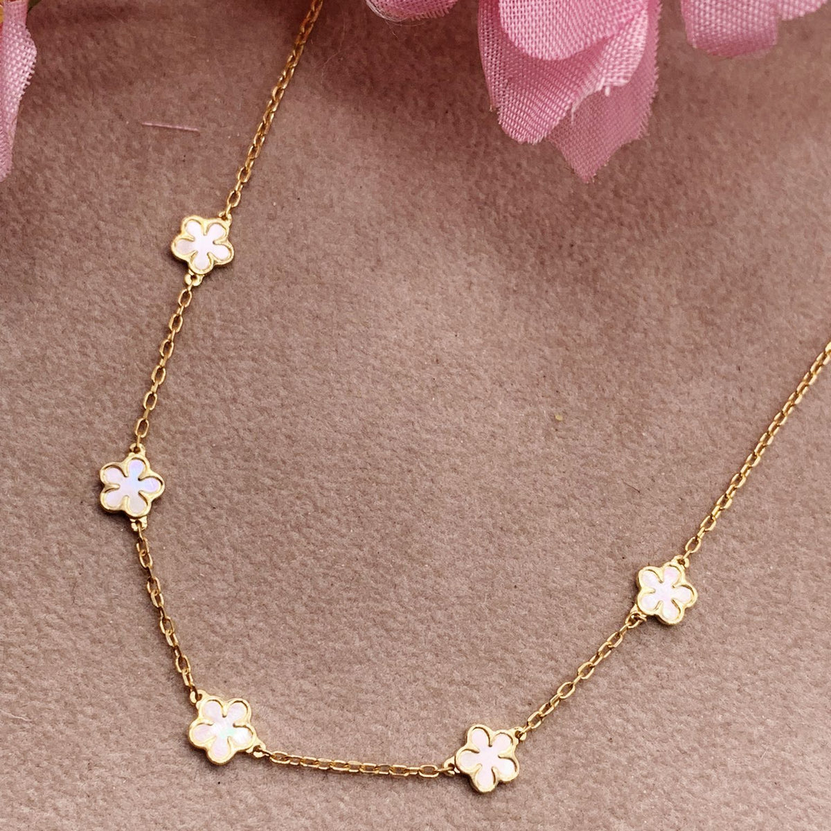 Collana margherite opale