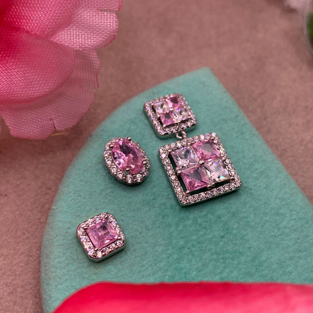 Tris pink
