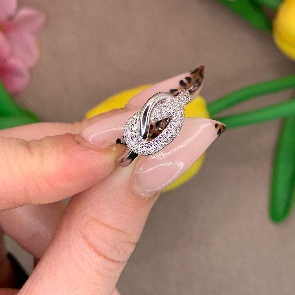 Anello nodo zirconato