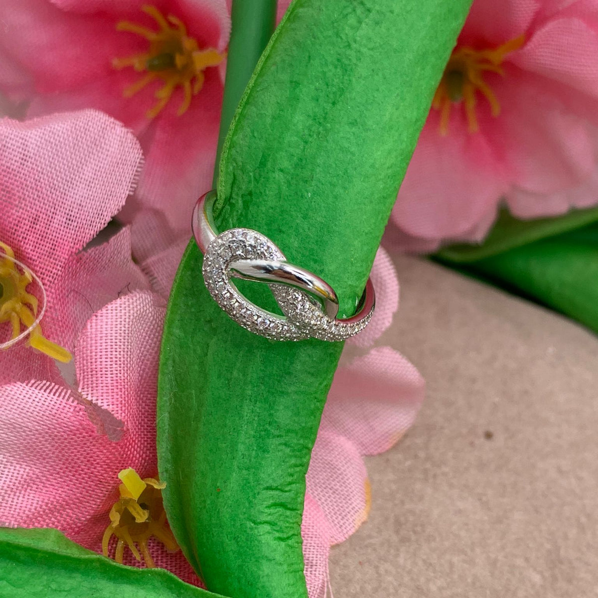 Anello nodo zirconato