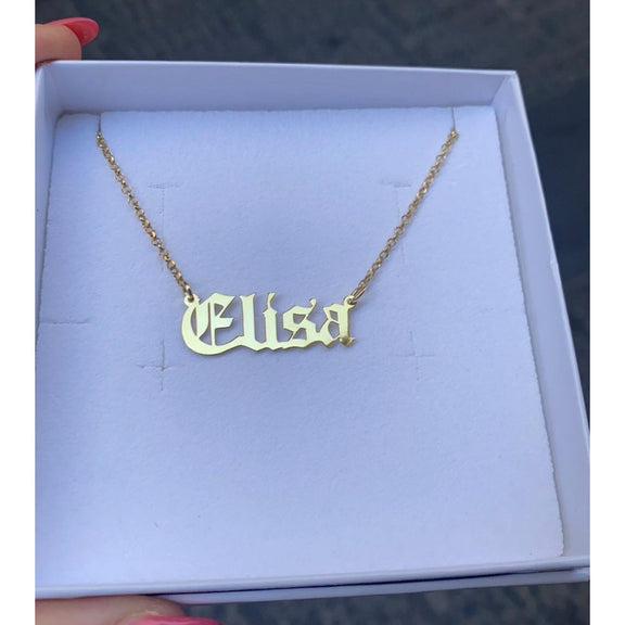 Collana personalizzata con numero placcato oro 18k: stile gotico inglese antico - Italia Collana personalizzata con numero placcato oro 18k: stile gotico inglese antico - Italia